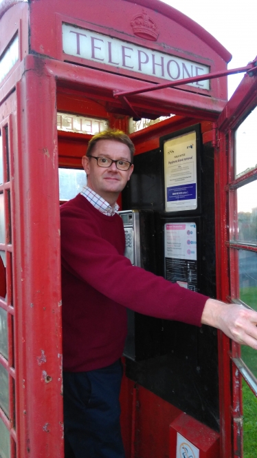 Councillor Nigel Jones calls for retention of Little Neston's iconic red telephone box